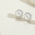 Elegante orecchino halo con perla bianca rotonda circondata da zirconi scintillanti - Perla in oro bianco