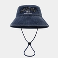 Dettaglio cappello da sole in denim blu scuro con ricamo e cordino antivento regolabile - Taglia unica / Blu navy