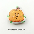 Dettaglio della bambola di zucca in peluche ricamata con viso carino, misura 5,5x6cm - Stile Fai-da-te (Apertura posteriore) / Zucca