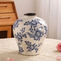Blaue und weiße florale Keramikvase mit Eis-Crackle-Glasur auf Spitzentischdecke - A091 Kräftiges Muster Eis Riss Vase