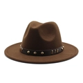 Dettaglio di un cappello fedora marrone con borchie dorate su nastro in pelle - M (56-58cm) / caffè