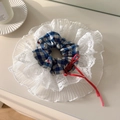 Coletero a cuadros azules y blancos con cerezas y bordado floral de encaje blanco - Scrunchie de Encaje con Lazo de Cereza de Cuadros Azules