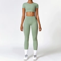 Ensemble de yoga vert sauge ajusté avec haut court à manches courtes et legging - S / Haut Et Bas / Manches courtes + Pantalon Vert Basilic