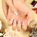 Faux ongles de Noël avec flocons et bonhomme de neige en gris et blanc élégant - Style avec motif bonhomme de neige et flocon de neige 3D (JP2700)