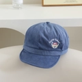 Dettaglio del ricamo a orsetto sul tessuto in velluto a coste blu navy del cappello - 48cm (8 mesi-2 anni) / Blu