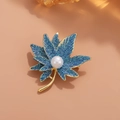 Elegante broche de hoja de arce dorado con purpurina azul y perla blanca fina - Estilo de Perla con Purpurina Azul (1981)