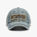 Berretto da baseball in denim blu lavato con ricamo BOSTON marrone e bordi sfrangiati - Regolabile / Blu Ciano (25A239)