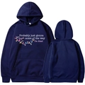 Dettaglio felpa blu navy con stampa di luci colorate e scritte festive a tema natalizio - S / Blu navy