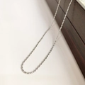 Collier minimaliste en acier titane argenté avec maillons en forme de grains ovales - Argenté