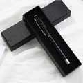 Schwarzer Business-Stift mit silbernem Clip im strukturierten Geschenkkarton-Set - Schwarzer Business-Stift mit Geschenkbox