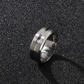 Anillo de acero inoxidable de 8 mm para hombre con acabado cepillado y ranura central - US 6 / Blanco