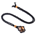 Collana a rete tessuta a mano con pendente occhio di tigre e perline di legno su fondo bianco - Bracciale in pietra occhio di tigre