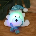 Spilla di Natale orsetto di peluche luminoso con berretto e sciarpa blu in maglia - Orso Luminoso con Mani