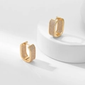 Nahaufnahme goldener rechteckiger Creolen mit weißem Zirkonia-Pavé-Besatz für Damen - Gold mit weißem Zirkonia