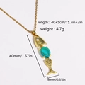 Collar con colgante de pez articulado dorado con gema verde y detalle de perla - Dorado (Piedra Preciosa Verde)