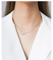 Detailweergave van de zilveren ketting met papieren vliegtuigje en ster op model - 40+5cm / Zilver