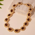 Collana vintage dorata con gemme rosso scuro e dettagli floreali in smalto eleganti - Collana ovale rossa