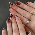 Korte amandelvormige plaknagels in bordeaux en nude met bloemen en gouden studs accenten - Wijnrood Cat Eye Bloemstijl (JP4143)