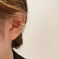 Manchette d'oreille en nid d'abeille dorée avec zircone sur oreille de mannequin en gros plan - Clip d'Oreille en Forme de C en Zircon Plaqué Or Véritable