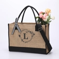 Borsa tote in juta beige con bordo nero e stampa floreale della lettera L e fiocco - Lettera L