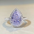 Dettaglio dell'anello con gemma lavanda a goccia e alone di diamanti su fascia d'argento - US 5 / Strass Viola (CBJZ273)