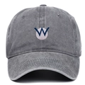 Détail de la casquette en coton gris foncé délavé avec broderie W bleue et style vieilli - Gris