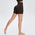 Pantaloncini da yoga neri senza cuciture a vita alta con effetto push-up donna - S / Nero Fantasma