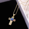 Gouden kruis ketting met boze oog en gekleurde zirkoon in een witte sieradendoos - Goud