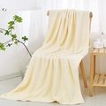 Serviette de bain épaisse gaufrée crème suspendue sur une chaise, décor minimaliste - Serviette 34*74cm / Blanc Cassé