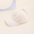 Gros plan sur la visière beige avec broderie nœud rose et design ouvert pour filles - Style Nœud - Beige