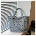 Detalle de bolso tote de pana azul claro con acolchado de rombos y lazos negros - Azul