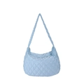 Sac à bandoulière matelassé bleu clair avec bandoulière tressée sur fond blanc - Bleu