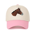 Detailaufname einer Pferde-Stickerei auf einer beige-rosa farbenen Baseball-Kappe - Rosa