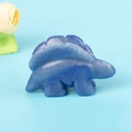 Blauer Kristall-Dinosaurier in Stegosaurus-Form mit natürlicher Steinstruktur - Blauer Aventurin