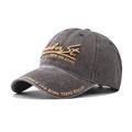 Détail d'une casquette en coton délavé gris foncé avec broderie jaune Bourbon St - Réglable / café