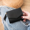 Cartera corta negra para mujer en cuero con patrón de lichi y cremallera con borla decorativa - Negro