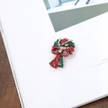 Weihnachtskranz-Brosche mit bunten Strasssteinen und roter Schleifendekoration - Stechpalmenkranz Stil B-190701-18