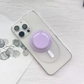 Gros plan du support MagSafe lavande sur une coque transparente avec motif floral - Support Magnétique à Base Mate / Violet Clair