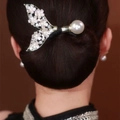 Chignon élégant en forme de queue de poisson argentée avec fleurs blanches et perle - Queue de Poisson Or