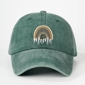Gros plan détaillé d'une casquette de baseball en jean délavé vert foncé avec arc-en-ciel - Taille unique / Vert Foncé