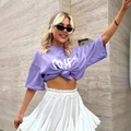 Κομψό μωβ βαμβακερό T-shirt με τύπωμα και λευκή πολυεπίπεδη φούστα με βολάν - S / Ανοιχτό Μοβ