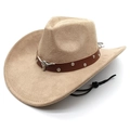 Détail d'un chapeau de cowboy en daim avec emblème de tête de taureau en argent et clous - M(56-58cm) / Chameau