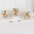 Détail d'oiseaux décoratifs en verre pailleté avec plumes blanches et sequins - Lot 29 (3 Oiseaux Or/Argent Luxe)