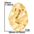 Vue détaillée du pendentif doré martelé avec dimensions de 30 mm par 20 mm - Or Martelé / Or