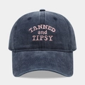 Détail de la broderie rose TANNED AND TIPSY sur casquette de baseball en coton délavé - Réglable / Bleu marine
