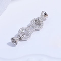 Vue macro du fermoir en argent sterling S925 serti de zircons pour colliers de perles - Boucle de Football Platine