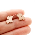 Macro de pendientes de elefante bañados en oro sobre un dedo para mostrar el tamaño - Estilo Elefante (376) / Rosa oro