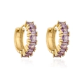 Dettaglio di orecchini a cerchio placcati oro 18K con cinque zirconi viola a taglio quadro - Viola
