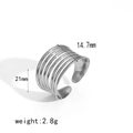 Dettaglio anello in acciaio inossidabile argento con larghezza 14,7mm e peso di 2,8g - Anello Aperto a Bobina Multistrato (TR4383-S) / Argento