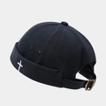 Dettaglio del ricamo a croce su cappello miki nero con fibbia in metallo bronzo - grigio scuro